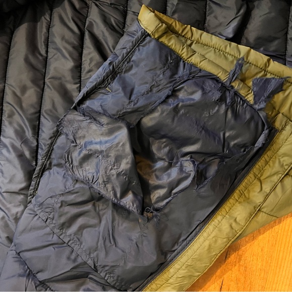 *SOLD* Gap Kids Lightweight Puffer with Hood - Picture 2 of 3